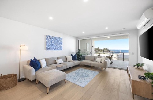 Kings Beach Apartment | Beachside 3-Bed Apartment With Resort Pool