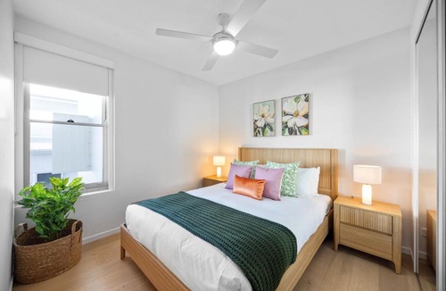 Kings Beach Apartment | Beachside 3-Bed Apartment With Resort Pool