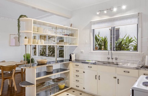 Scarborough Apartment | Beachside 3-Bed family Home with Parking & Veranda