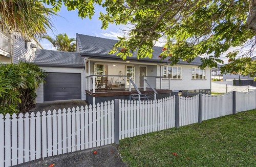Scarborough Apartment | Beachside 3-Bed family Home with Parking & Veranda