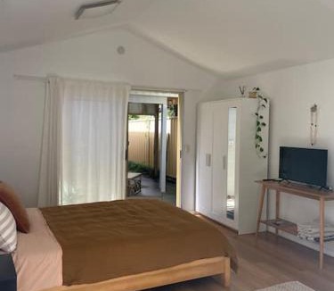 Emerald Beach House | Beachside Bedstay