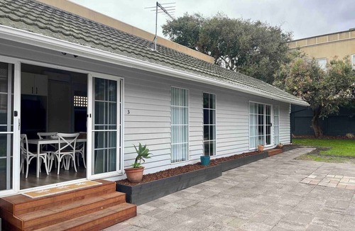 Brighton Apartment | Beachside Charm with Garden - Walk to Train