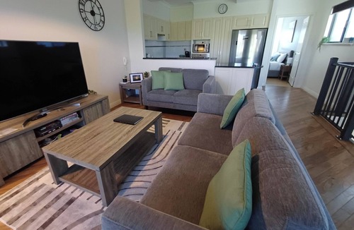 Bunbury House | Beachside - Cricket Oval - 3 x 2 - Professionals/Contractors - Mid/long stays