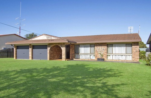 Culburra Beach House | Beachside Getaway - 150 metres to beach