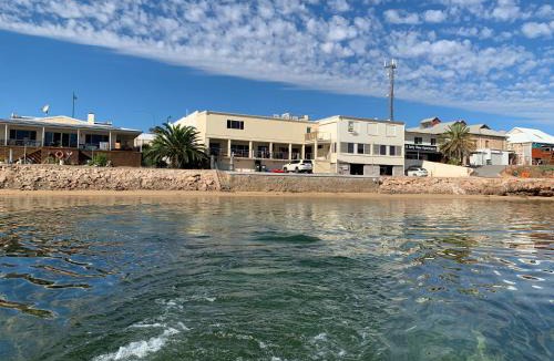Ripon Apartment | Beachside & Jetty View 1 - Admirals Apartment