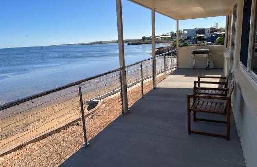 Ripon Apartment | Beachside & Jetty View 5 - Harbour Master Apartment