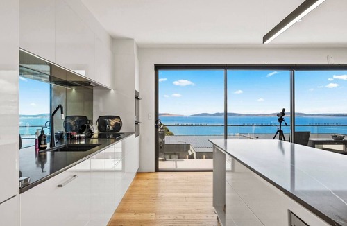 Kingston Beach Villa | Beachside Luxury Villa Expansive Panoramic Vistas