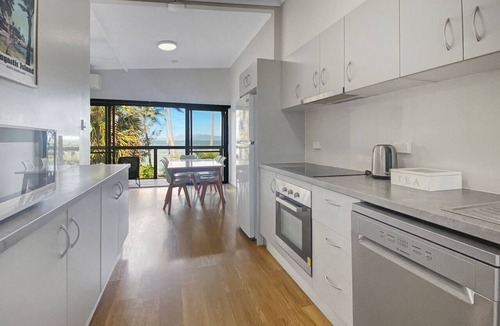 Nelly Bay Apartment | Beachside Palms Unit 2
