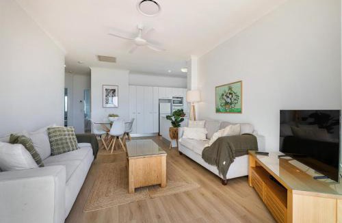 Alexandra Headland Apartment | Beachside Stay-Coastal Comfort at Alex Seaside Resort