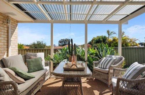 Scarborough House | Beachside Stay, Cafes Nearby, 300Mbps WiFi