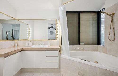 Scarborough House | Beachside Stay, Cafes Nearby, 300Mbps WiFi