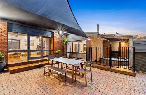 Ocean Grove House | Beachside Weekender Retreat with Spa sleeps 11-13