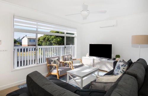 Berrara House | Beachway Pet Friendly 2 Mins Walk to Beach