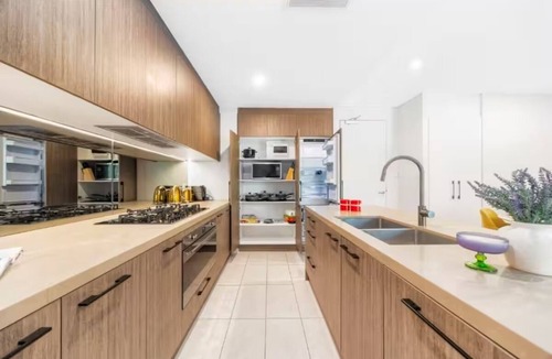 Darlinghurst Apartment | Beautiful 2-bedroom apartment with study in delightful Darlinghurst waterside