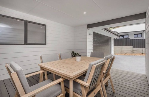 Albany House | Beautiful 3 bed, 2 bath, located opposite historical Vancouver Arts Centre