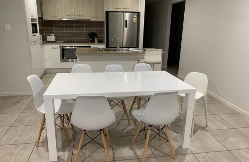Ningi House | Beautiful 4 bdr house - Sandstone point, Bribie