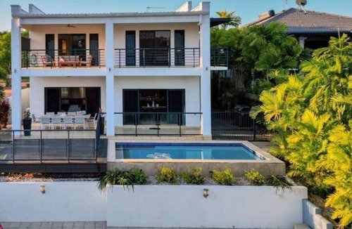 Bayview House | Beautiful Bayview King Beds Pool Water frontage