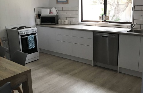Middleton House | Beautiful refurbished shack - 5 min stroll to beach!