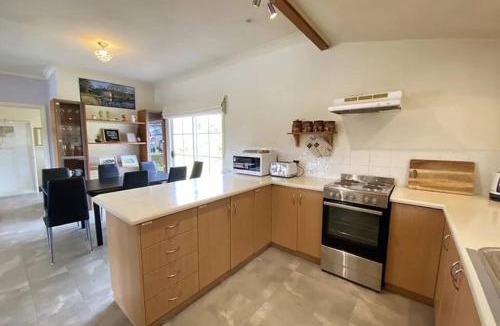 Rokeby House | Beautiful vineyard stay