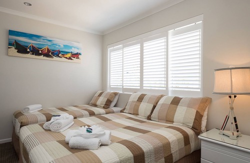 Wynnum House | Beautifully Appointed Two Bedroom Townhouse - Fully Self Contained