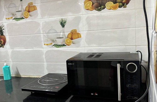 Mylapore Apartment | Bedroom with Kitchen & Attached Bathroom in Heart of Chennai – AC & WiFi.