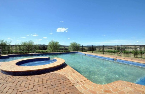 Pokolbin House | Beggars Bridge Vineyard Homestead w/pool + wifi + tennis + vineyard