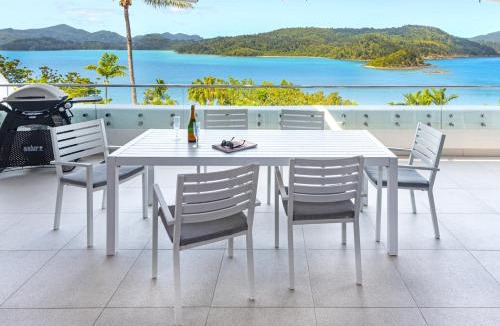 Hamilton Island Apartment | Bella Vista E9 - Ocean View Spacious 2 Bedroom with golf buggy