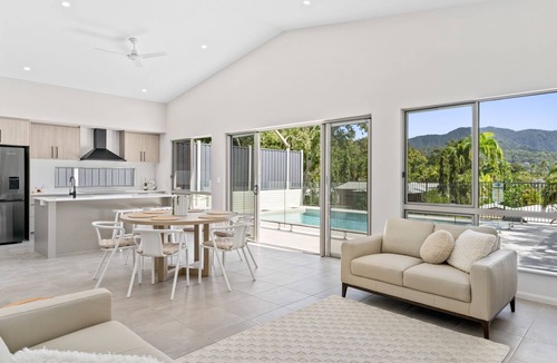 Trinity Beach House | Belle Escapes Sea La Vie