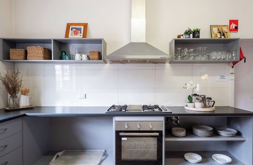 Bendigo House | Bendigo Backpackers. Rooms and facilities. Rooms are booked individually.