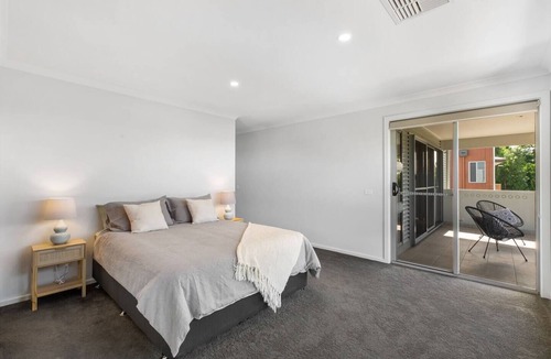 Ironbark House | Bendigo Signature Accommodation on Honeysuckle