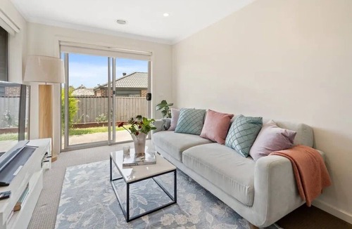 Mernda House | Bespoke Modern Home Self Check-In & Parking
