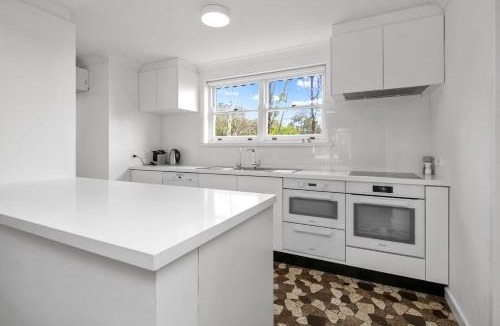 Mitcham House | Between City & Hills
