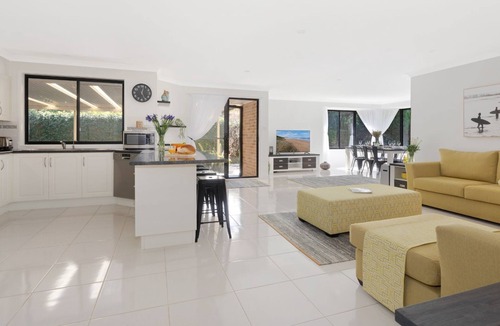 Culburra Beach House | Binowee – Spacious Relaxation