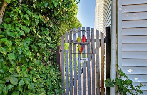 West Hobart Apartment | Birdcage - King Bed - Walk to CBD