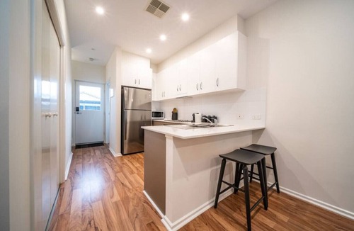 Brompton Apartment | Black Oak at Brompton – Contemporary Parkside Stay