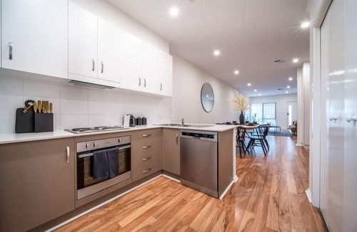 Brompton Apartment | Black Oak at Brompton – Contemporary Parkside Stay