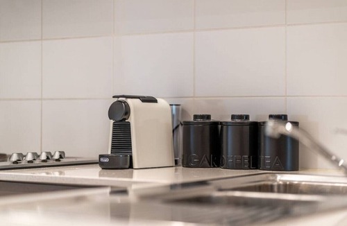 Brompton Apartment | Black Oak at Brompton – Contemporary Parkside Stay