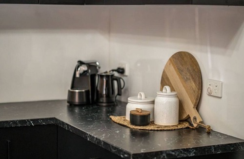 Aldinga Cottage | Blacksmith Cottage—Stay in Blacksmith`s Lively Hub