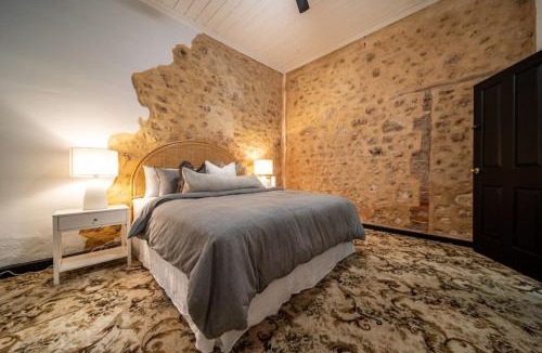 Aldinga House | Blacksmith Cottage - Stay in Blacksmith's Lively Hub