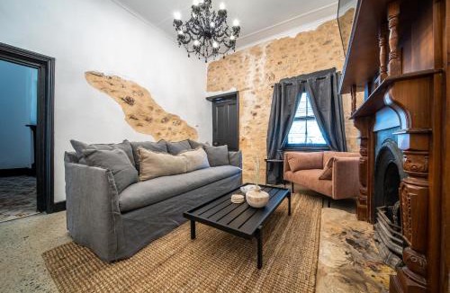 Aldinga House | Blacksmith Cottage - Stay in Blacksmith's Lively Hub