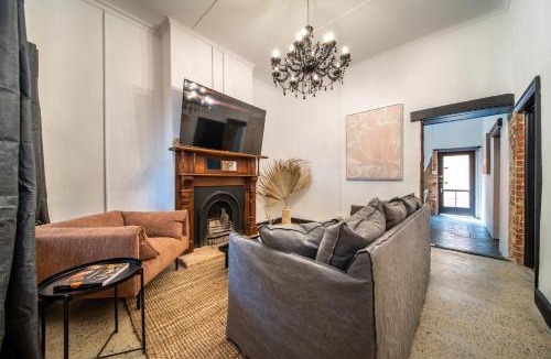 Aldinga House | Blacksmith Cottage - Stay in Blacksmith's Lively Hub