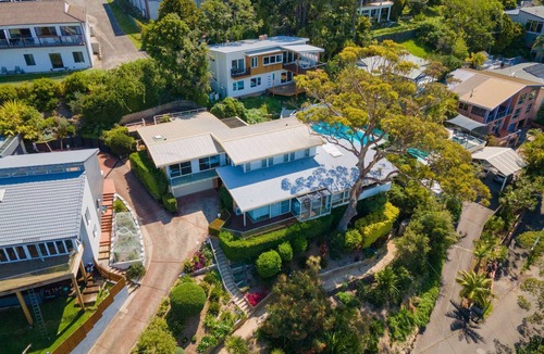 Terrigal House | “Blending Style & Luxury” – Ocean views and close to beach