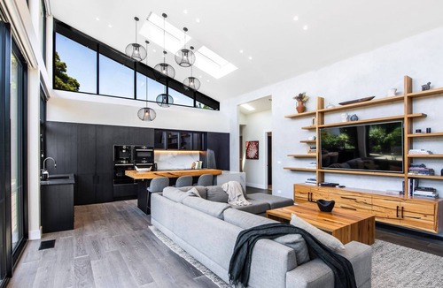 Hampton House | 'Block' out some time at this Luxury Villa