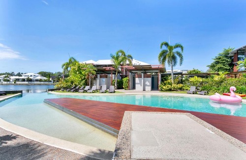 Trinity Beach Apartment | Blue Lagoon Lakeside Studio