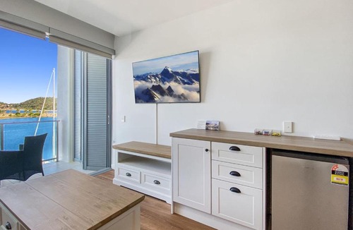 Nelly Bay Hotel | Blue on Blue Studio Room 1362