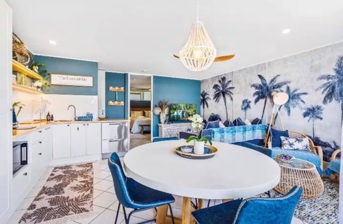 Broadbeach Apartment | Blue Palms By The Beach - Pool, spa, king bed