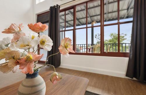 Kyneton Bed & Breakfast | Blue Rosella on Piper