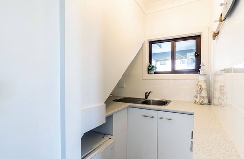 Salamander Bay House | Blue Waters 7 Cook St - Dog Friendly and Water Views