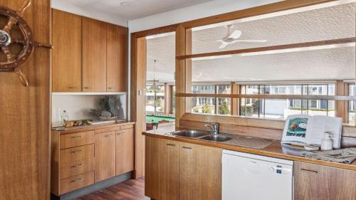 Yamba House | Blue Waters - Coastal Views Across Convent Beach - Holiday Yamba