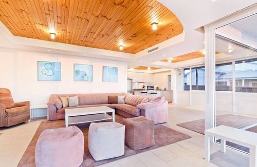 Rockingham House | BLUEHAVEN BEACH RETREAT - ABSOLUTE BEACHFRONT HOLIDAY HOME